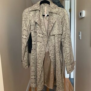 Tan/Nude women’s Trench Coat 🧥